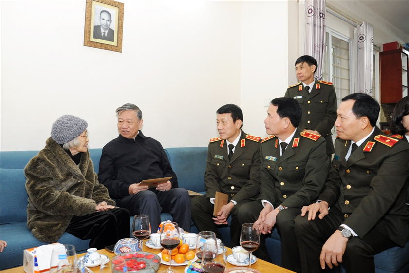 Lãnh đạo Bộ Công an thắp hương tưởng nhớ cố Thứ trưởng Nguyễn Minh Tiến